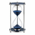 Dekorative Sanduhr mit blauem Sand und silbernem Metallrahmen